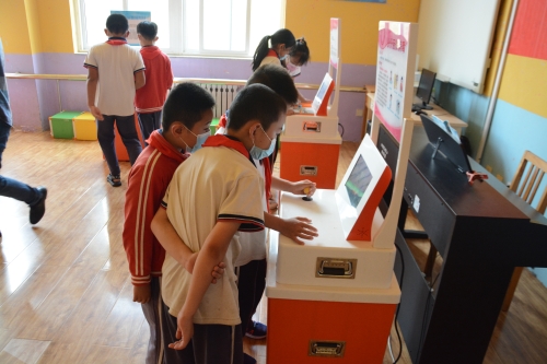 学生操作大篷车展品.JPG