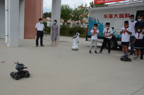 学生现场操作机甲.JPG
