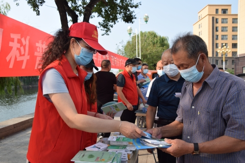 发放科普宣传资料.jpg